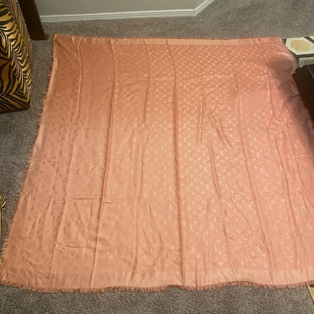 Authentic NWOT Louis Vuitton Monogram Apricot Shawl / Scarf - Picture 6 of 9